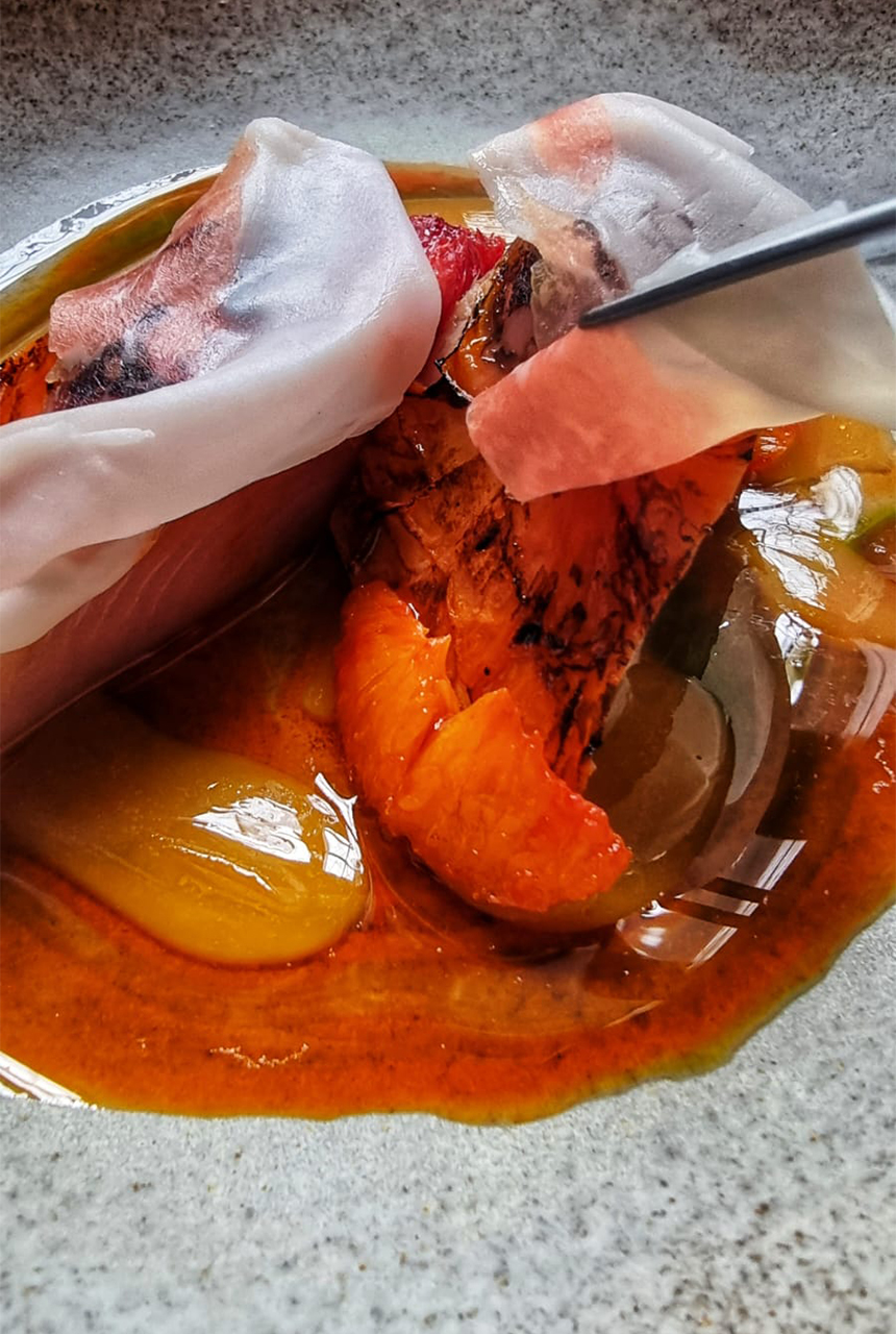 Tonnetto Palamita con rosa di Mantova fermentata lardo paprika e arancia